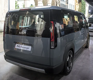 Kia PV5 Passenger - view 2